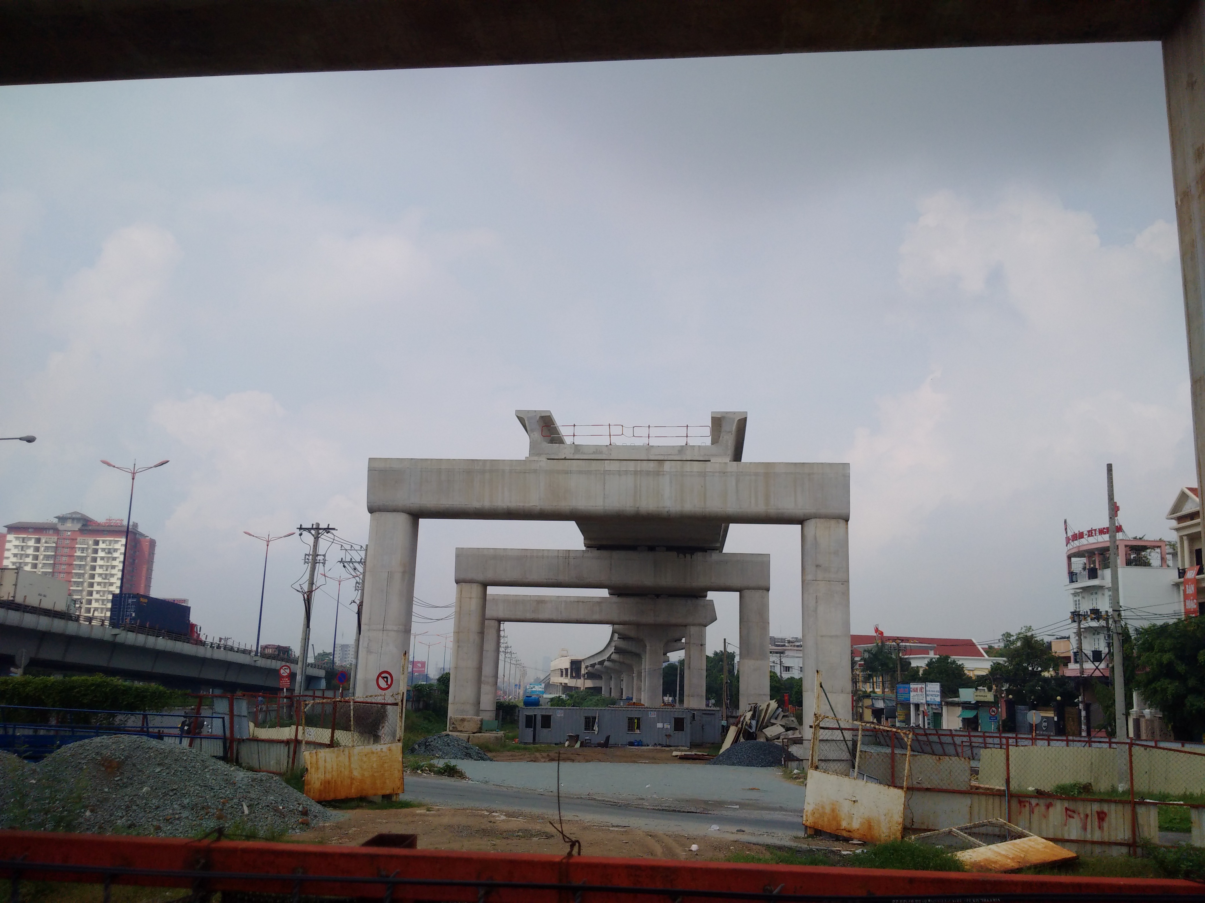 Một đoạn ngắn ngay ngã tư Thủ Đức đang được lắp dầm nối dài đường sắt.