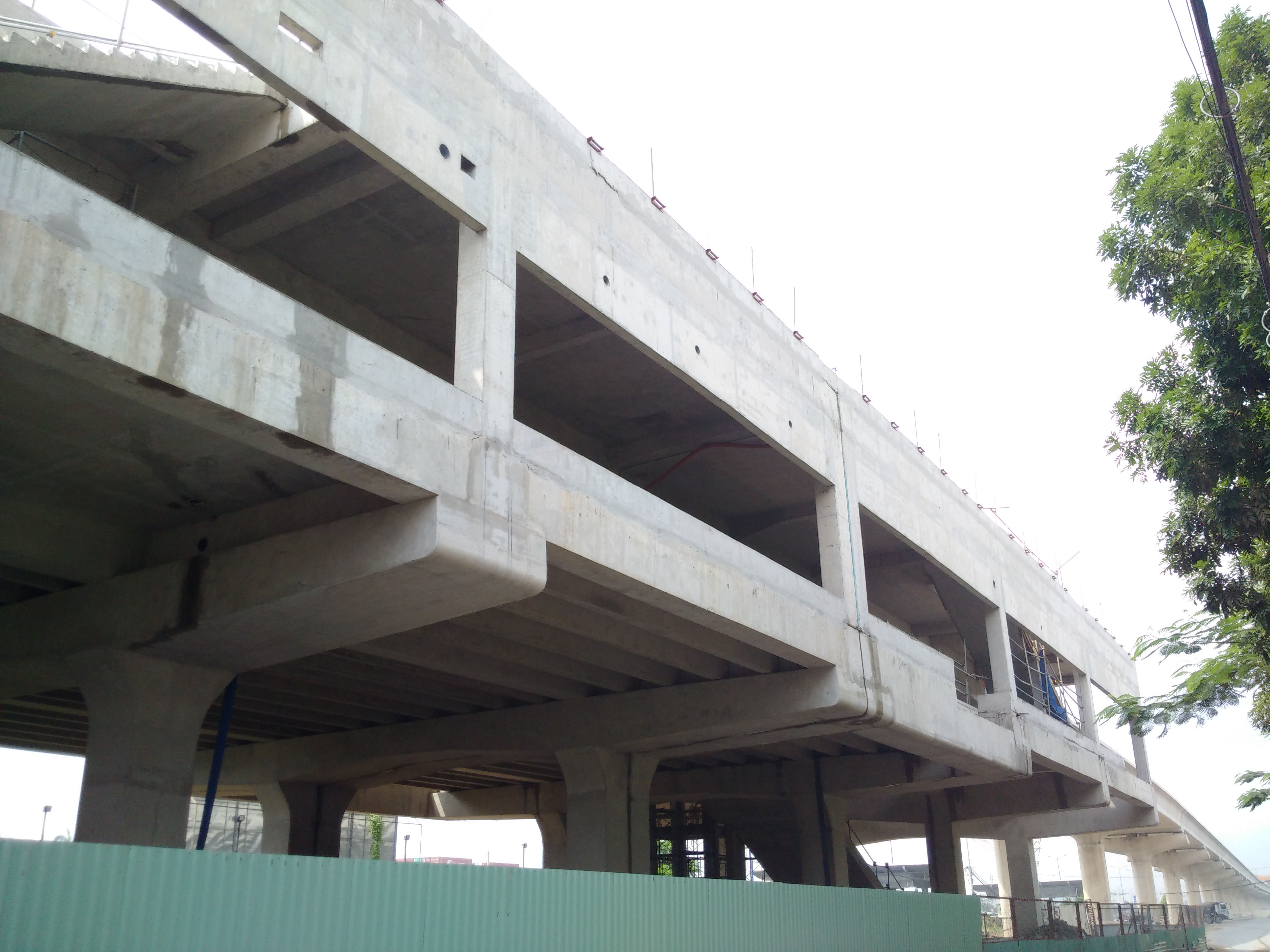 Trong toàn bộ dự án có tổng cộng 14 nhà ga lớn nhỏ, trong đó quan trọng nhất là nhà ga ngầm ngay trung tâm thành phố