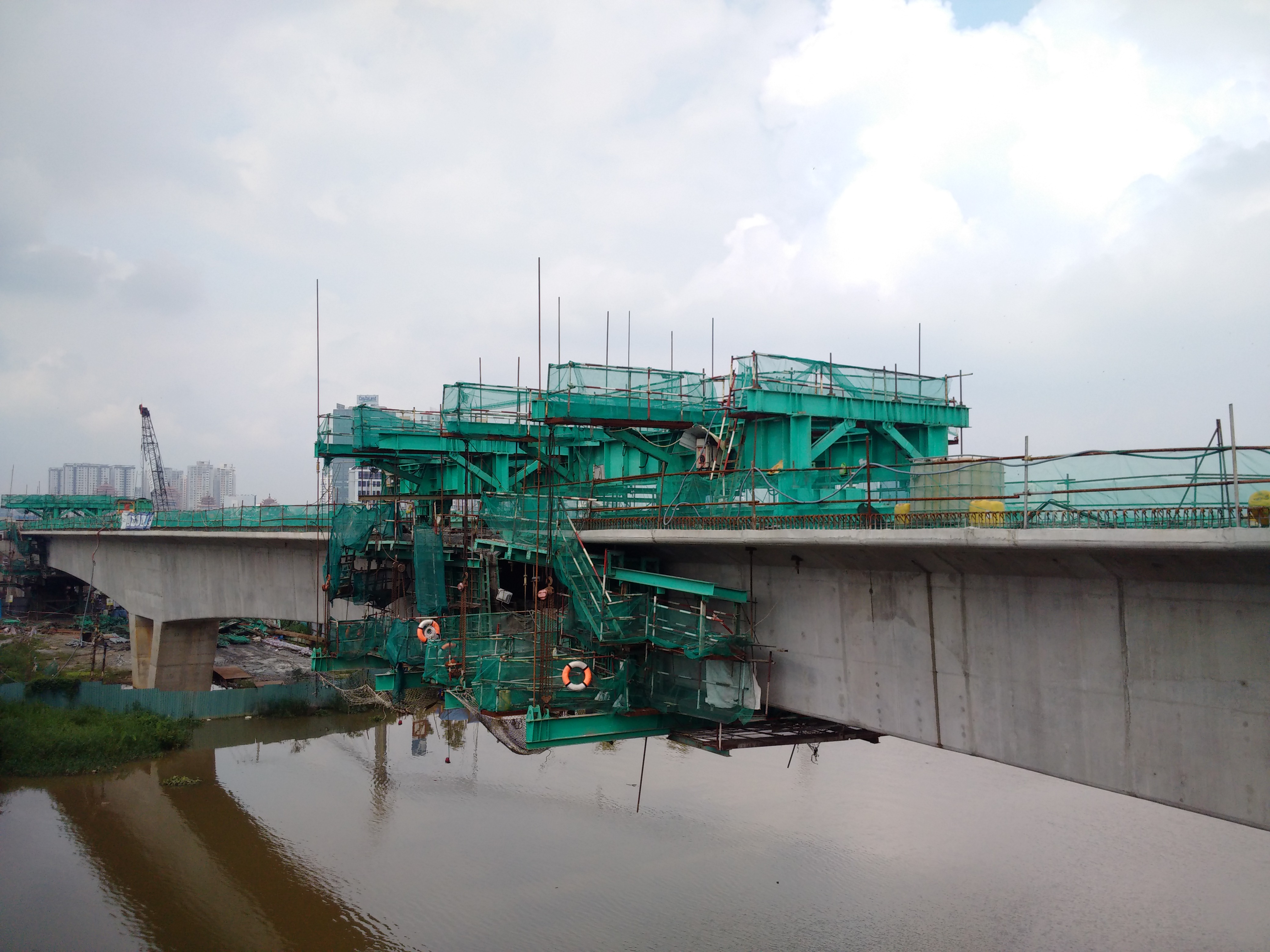 Các robot đang lao lắp dầm thông tuyến đoạn qua cầu Rạch Chiếc.