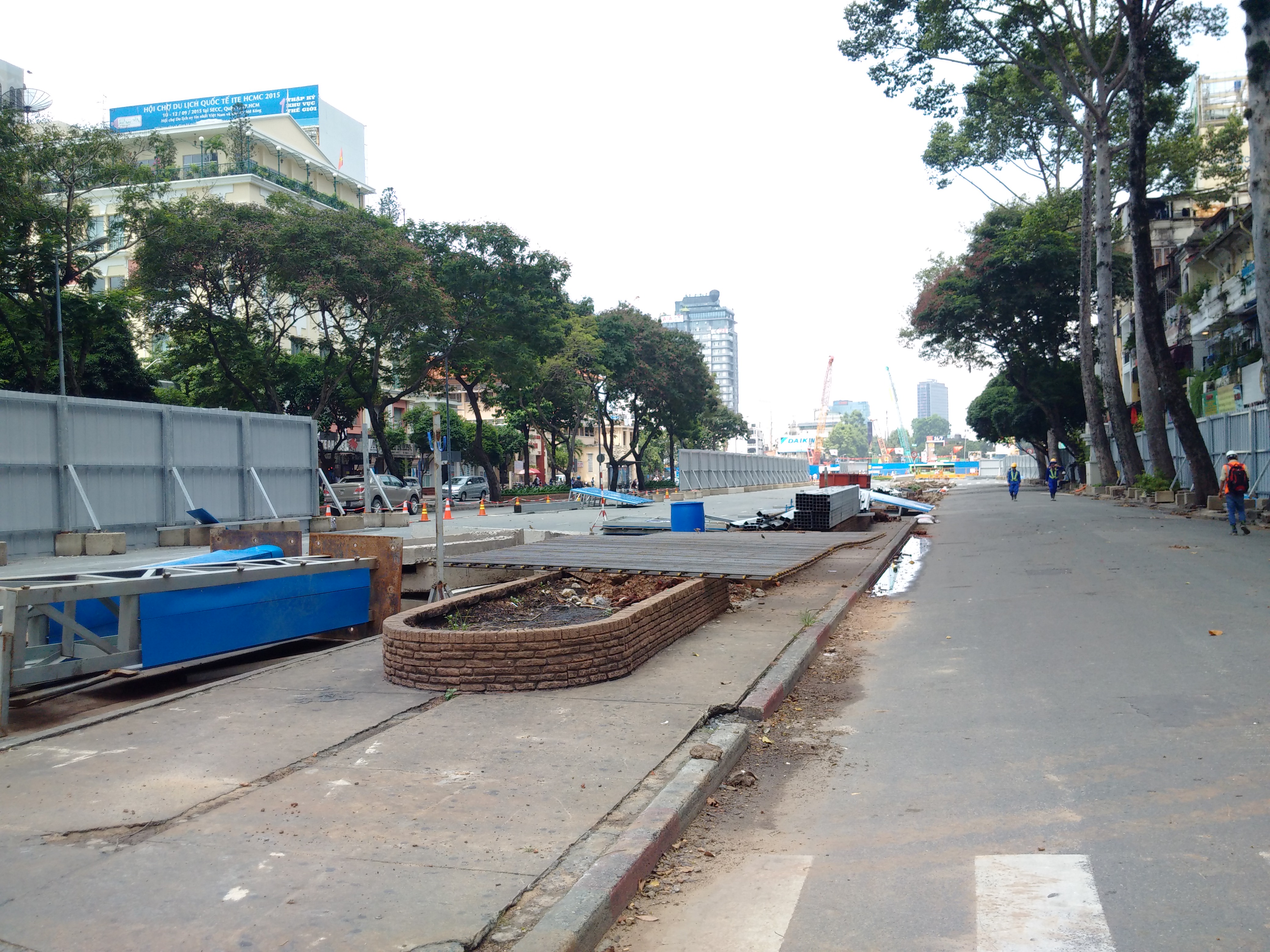 Bên trong công trường xây dựng nhà ga đoạn đường Tôn Đức Thắng kéo đến nhà hát TP.HCM (quận 1). Hiện nay robot đào đất khổng lồ đang được vận hành bên trong lòng đất.