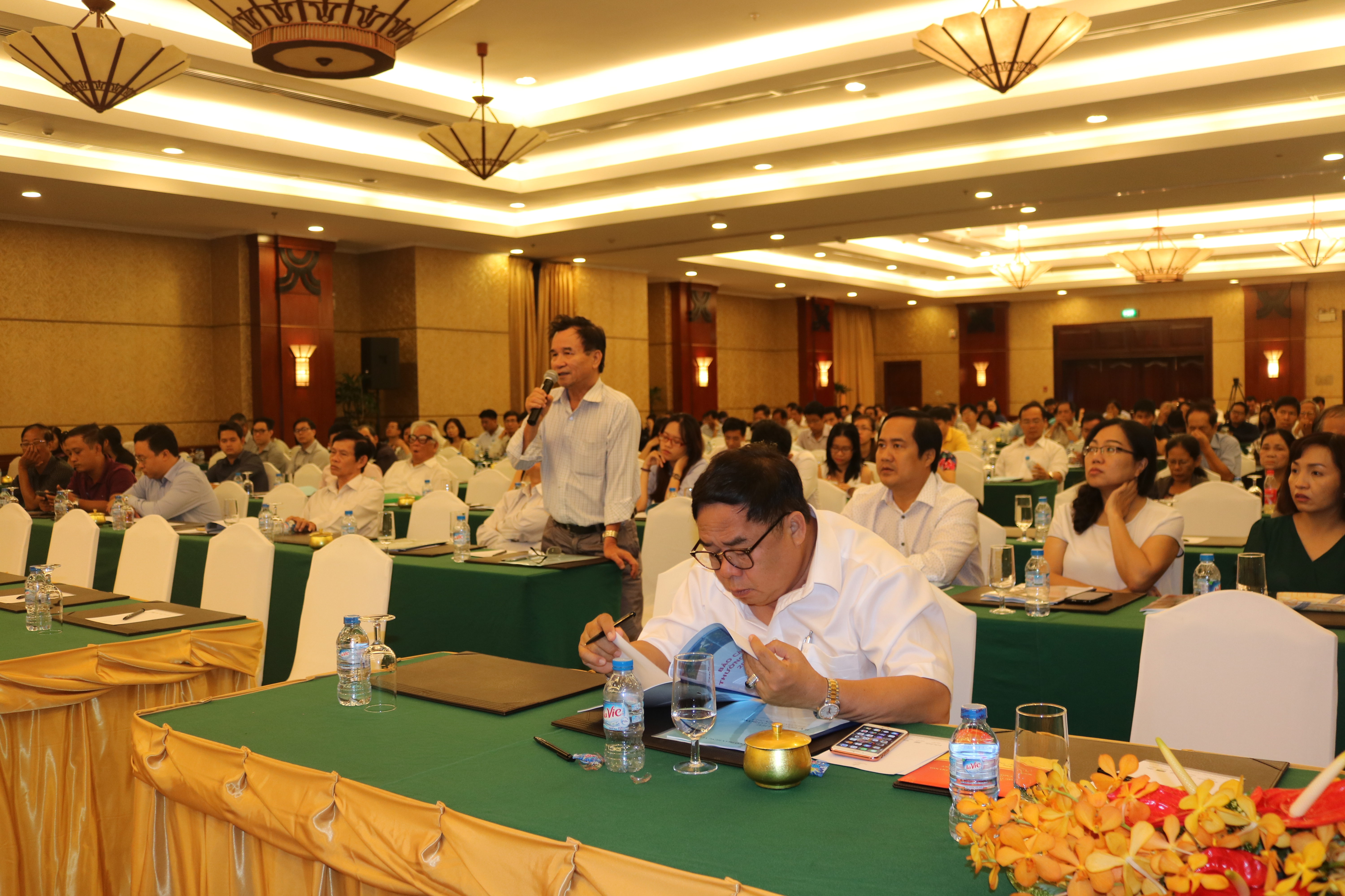 Cổ đông đang thảo luận cùng HđQT