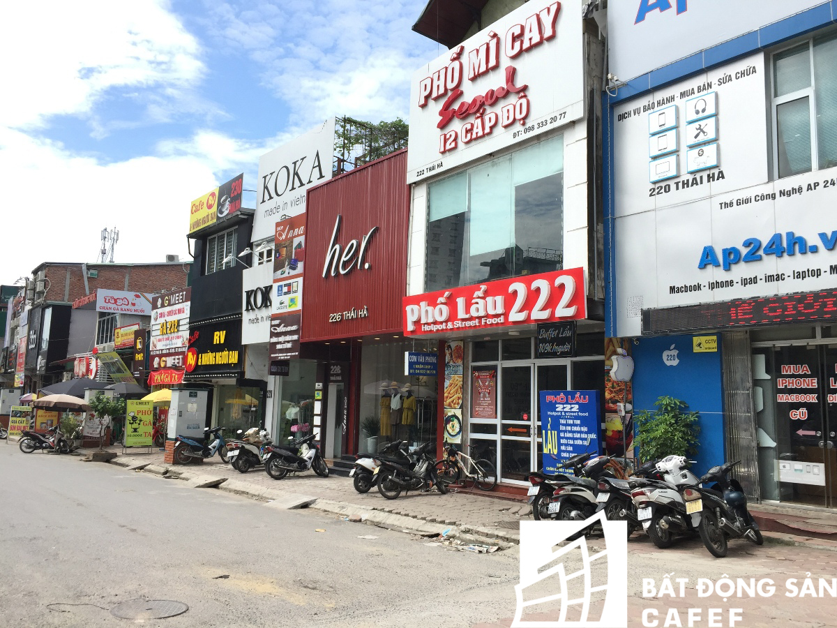 Trước đó, bên bờ mương Thái Hà dài 400m là những ngôi nhà lụp xụp, sập xệ quanh năm sống với nguồn nước ô nhiễm.