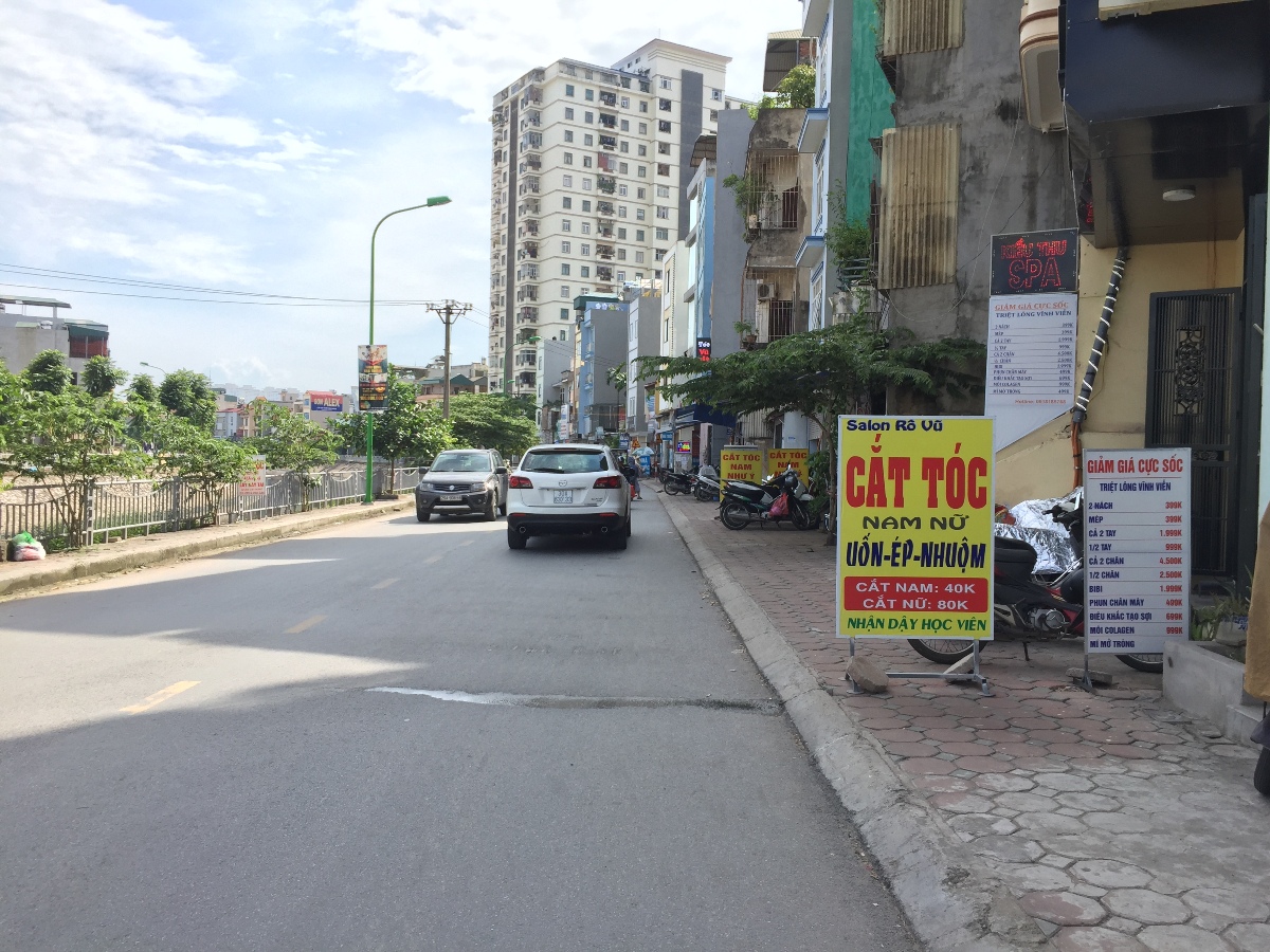 Sau khi đường bờ kè cạnh sông được mở rộng, nhiều ngôi nhà cao tầng được xây mới. Giá đất tại đây đã tăng từ chục đến vài chục triệu đồng mỗi mét vuông.