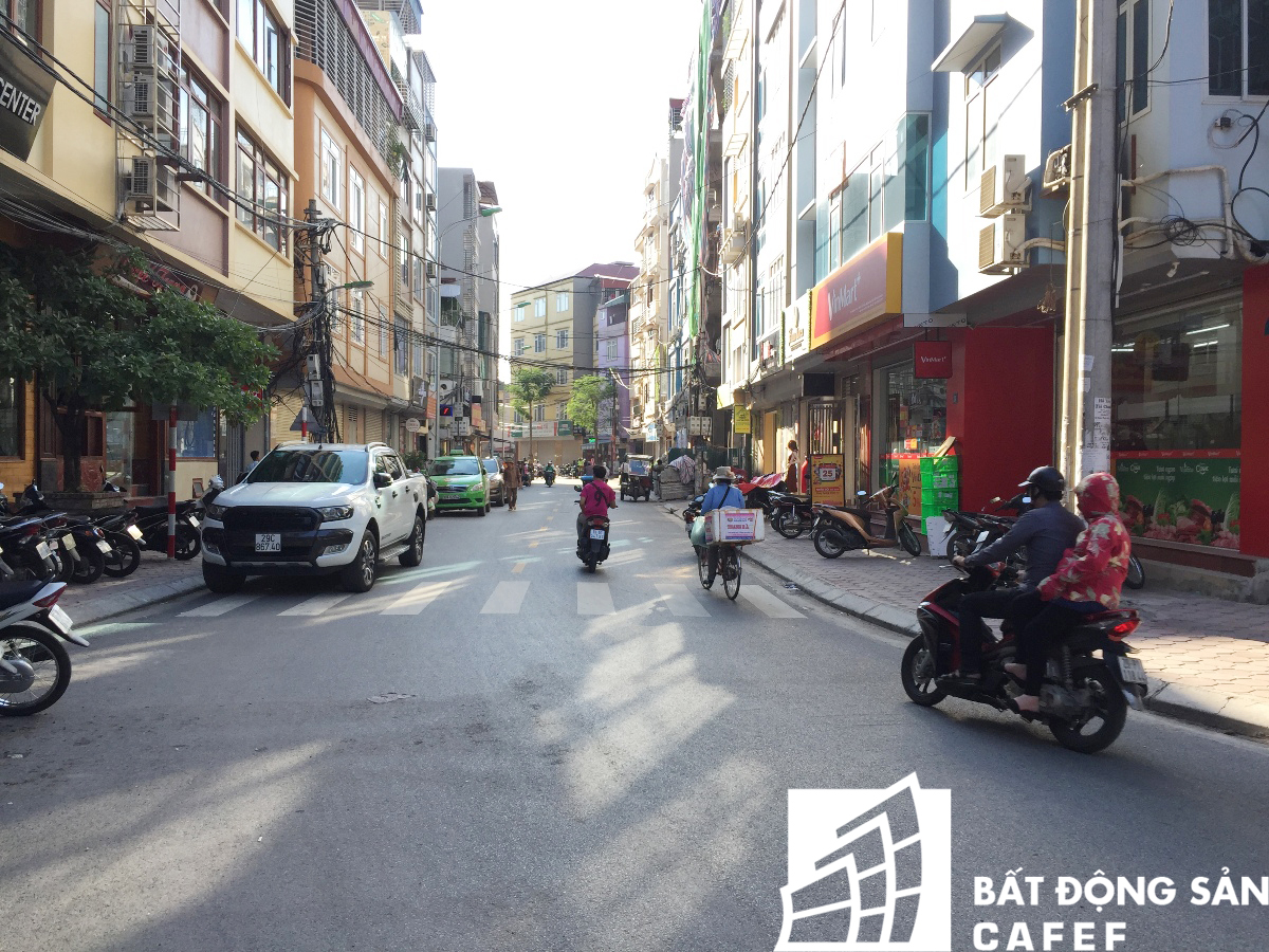 Hơn hai năm trước, tuyến đường này là một mương nước đen ngập rác thải, mùi hôi thối bốc lên nồng nặc.