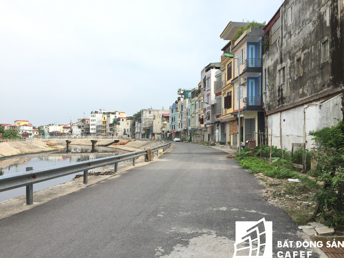 Sau khi kè sông, nhà cao tầng được xây dựng san sát nhau.