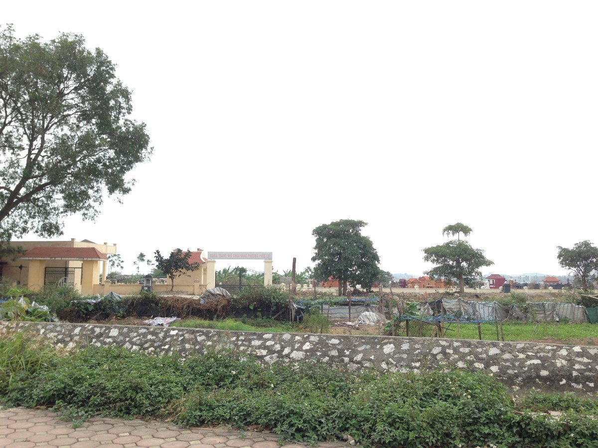Nghĩa trang nằm cách dự án khoảng 0,5km.