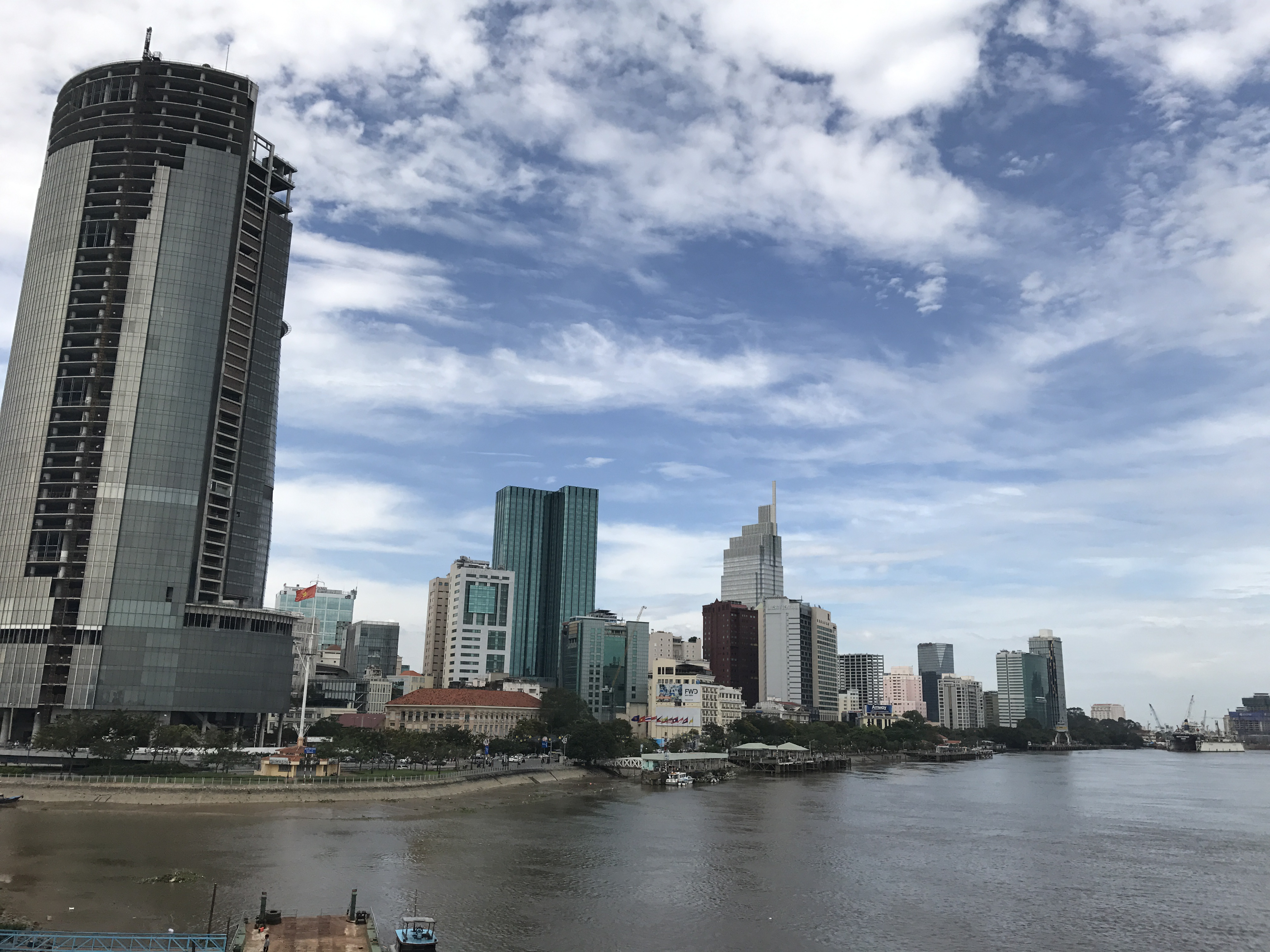 “Xu hướng chuộng sống sinh thái giữa lòng thành phố của thị dân khiến các chủ đầu tư bước vào cuộc đua cung ứng ra thị trường các dự án đình đám, sở hữu vị trí ven sông, biển, và Việt Nam cũng không nằm ngoài xu hướng này”, ông Marc Townsend - Tổng giám đốc CBRE Việt Nam - cho hay.