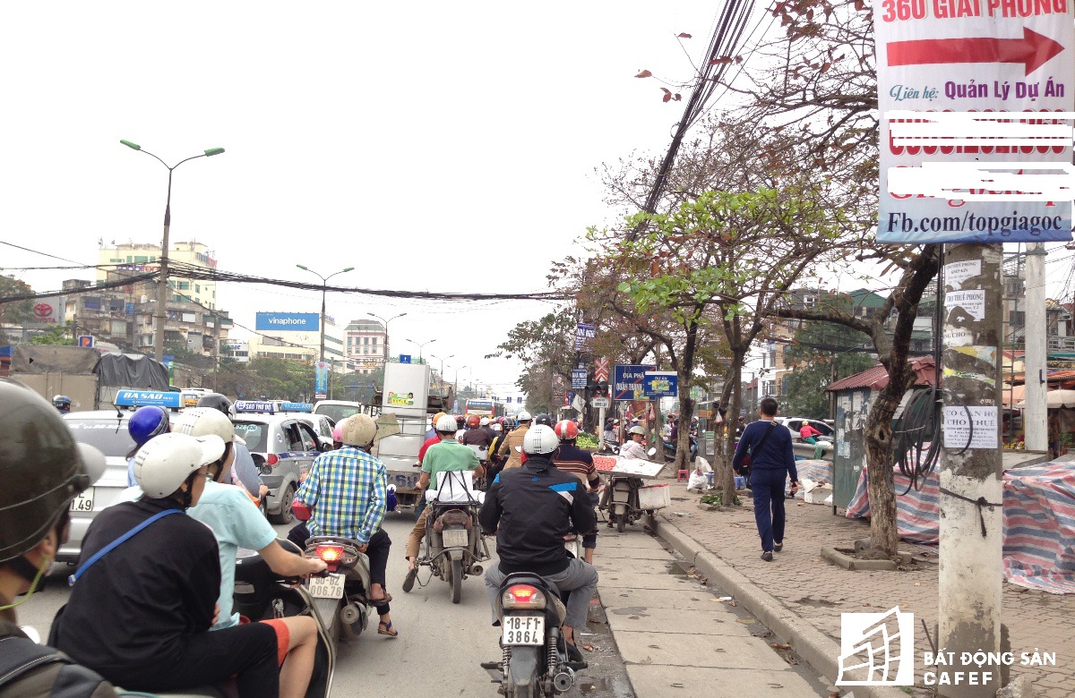 Khu vực đường Định Công thường xuyên xảy ra ùn tắc.