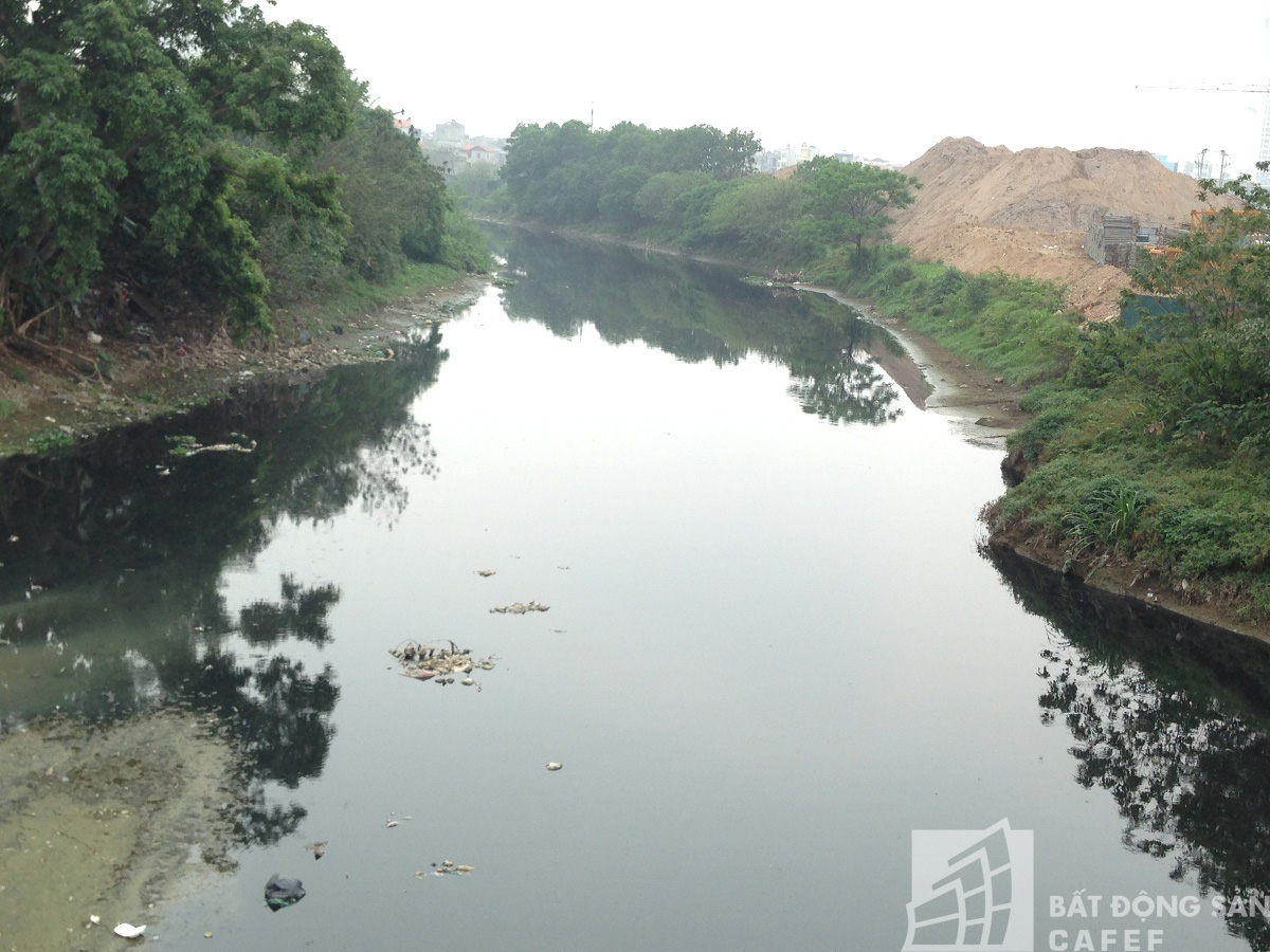 Dự án QMS Tố Hữu nằm ngay cạnh dòng sông Nhuệ.