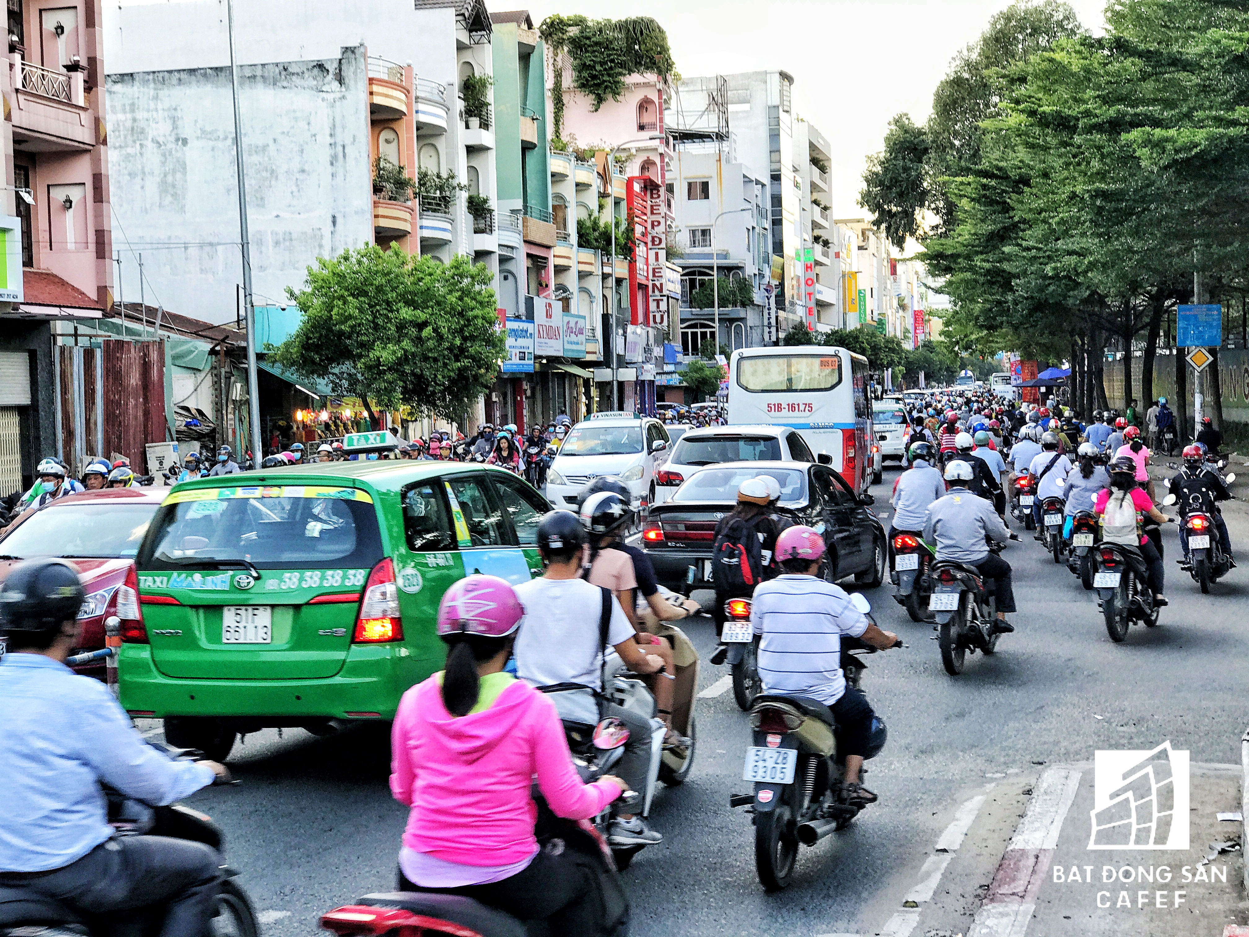 Hàng ngày, mọi người phải chen chút nhau trên con đường này, sáng từ 6-7h và chiều từ 4h-6h