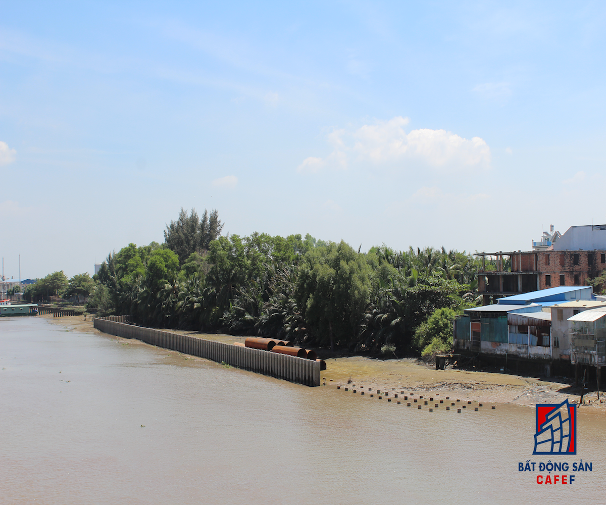 Chủ đầu tư cho biết hiện khó khăn lớn nhất của toàn bộ dự án là việc giải phóng mặt bằng để thi công hạng mục bờ kè dài 7,8km.