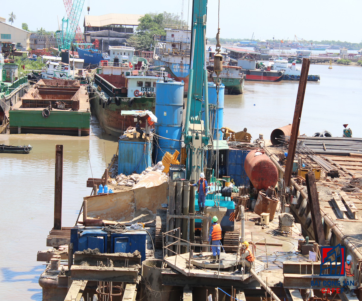 Bí thư Thành ủy TPHCM Đinh La Thăng mới đây đã yêu cầu chủ đầu tư Trung Nam Group phải rút ngắn thời gian dự án hơn nữa, tăng cường giám sát 24/24 giờ đối với các đơn vị thi công nhằm đảm bảo chất lượng công trình, đảm an toàn. Công trường thi công tại kênh Phú Xuân.