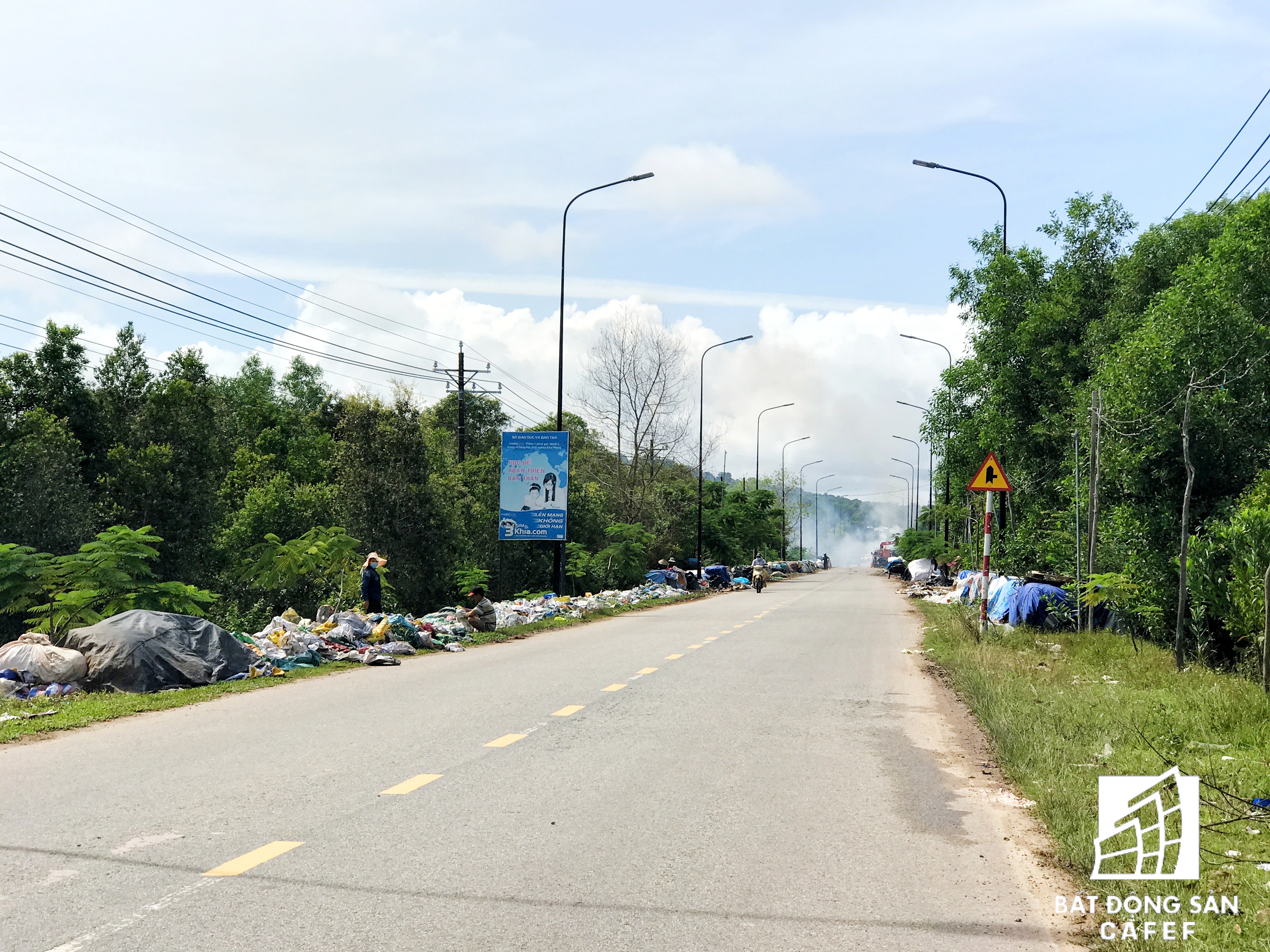 Đoạn đường từ Dương Đông vào đến các khu nghỉ dưỡng thuộc Bãi Thơm phải đi qua một bãi rác khổng lồ hối thối và khói mịt mù từ sáng đến tối.