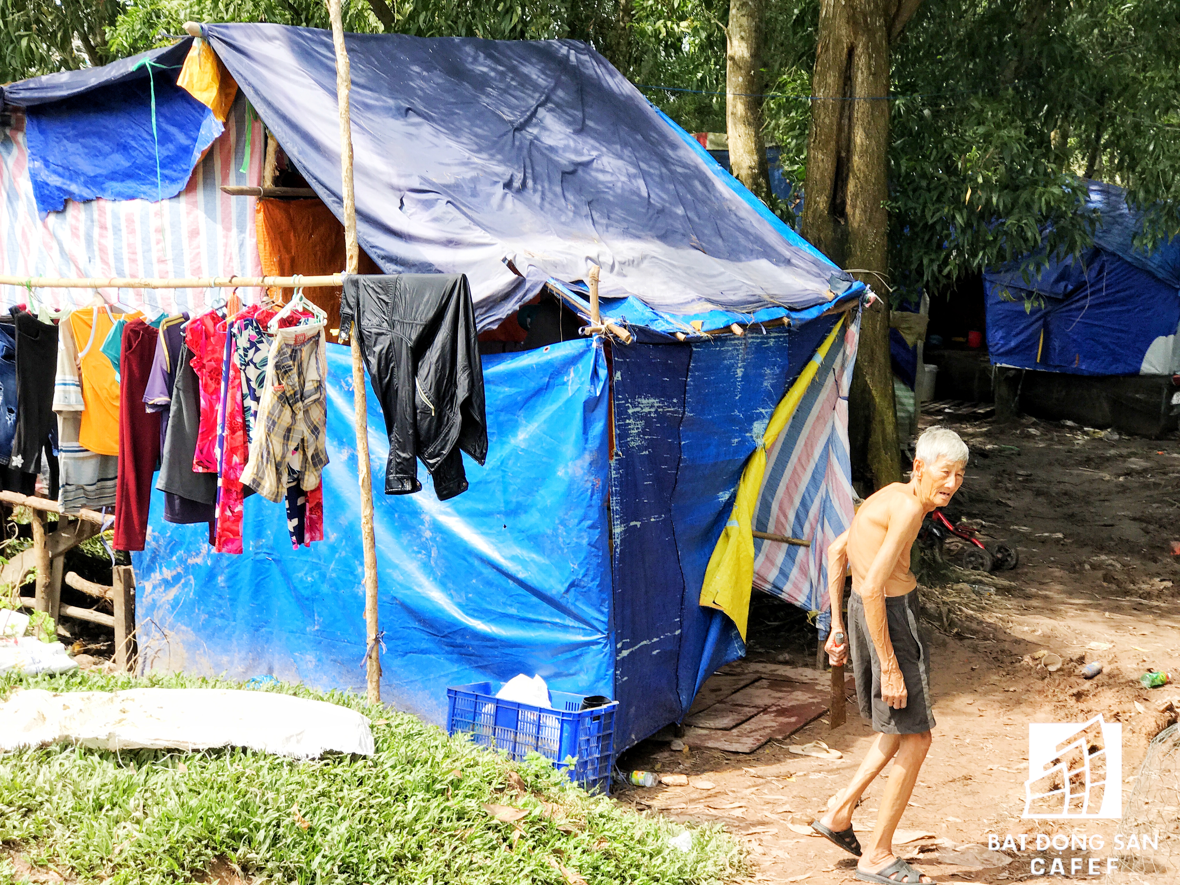 Cuộc sống quá nhọc nhằn nên đánh chấp nhận nhiều nguy hiểm bệnh tật rình rập để mưu sinh qua ngày.