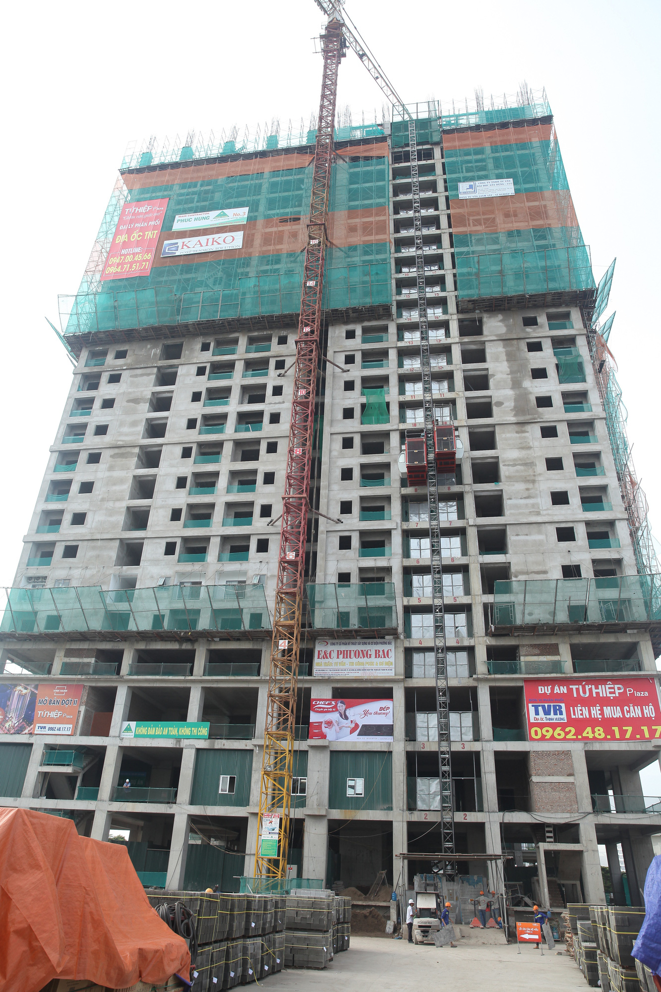 Tứ Hiệp Plaza được thi công xây dựng bởi nhà thầu Phục Hưng với công nghệ bê tông cáp dự ứng lực giúp cách âm tốt gấp 2,5 lần bê tông thường.