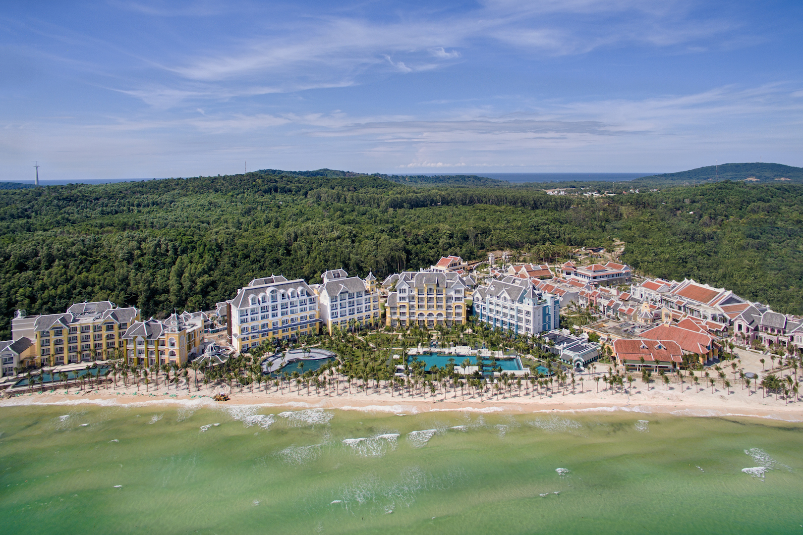 Khu nghỉ dưỡng và khách sạn JW Marriott Phu Quoc Emerald Bay do Tập đoàn SunGroup đầu tư tại Phú Quốc mới đi vào hoạt động.