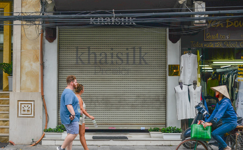 Cửa hàng lụa Khaisilk tại số 113 Hàng Gai đóng cửa sớm. 