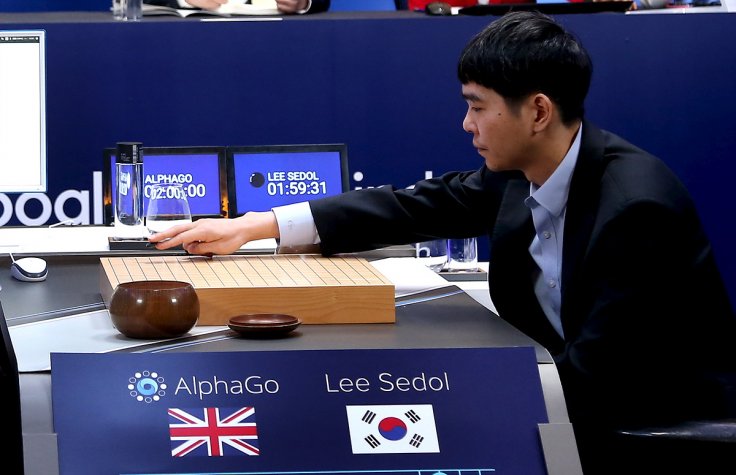Lee Sedol thua cuộc trước AlphaGo.