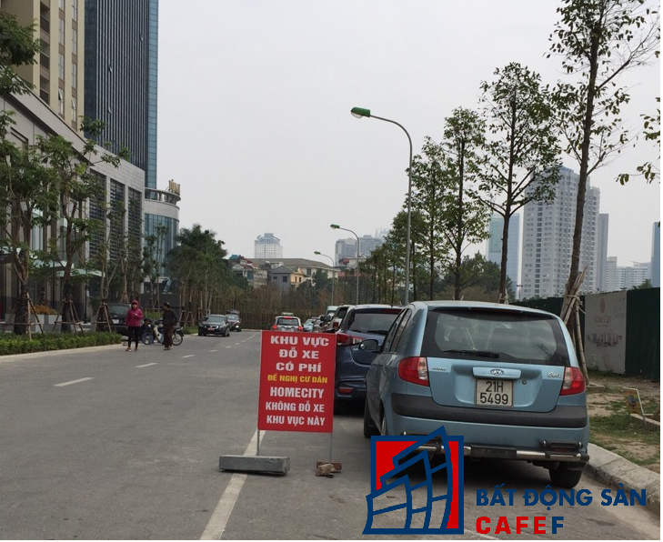 Lòng đường ngay phía trước mặt khu chung cư bị kẻ vạch làm bãi đậu xe trái phép với giá cắt cổ.