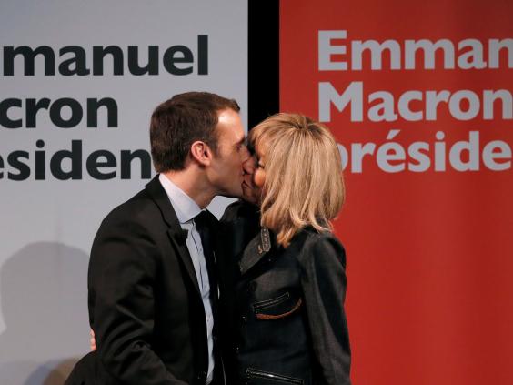 
Ông Macron và vợ tại chiến dịch tranh cử tổng thống.
