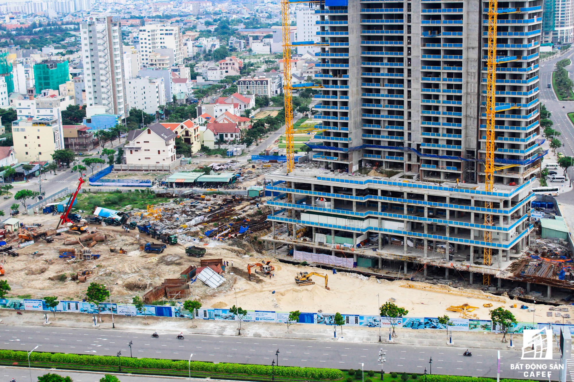 Dự án nghỉ dưỡng cao cấp Soliel Ánh Dương của tập đoàn PPC An Thịnh tuy có tiến độ xây dựng khá tốt nhưng vẫn không kịp dưa vào phục vụ APEC.