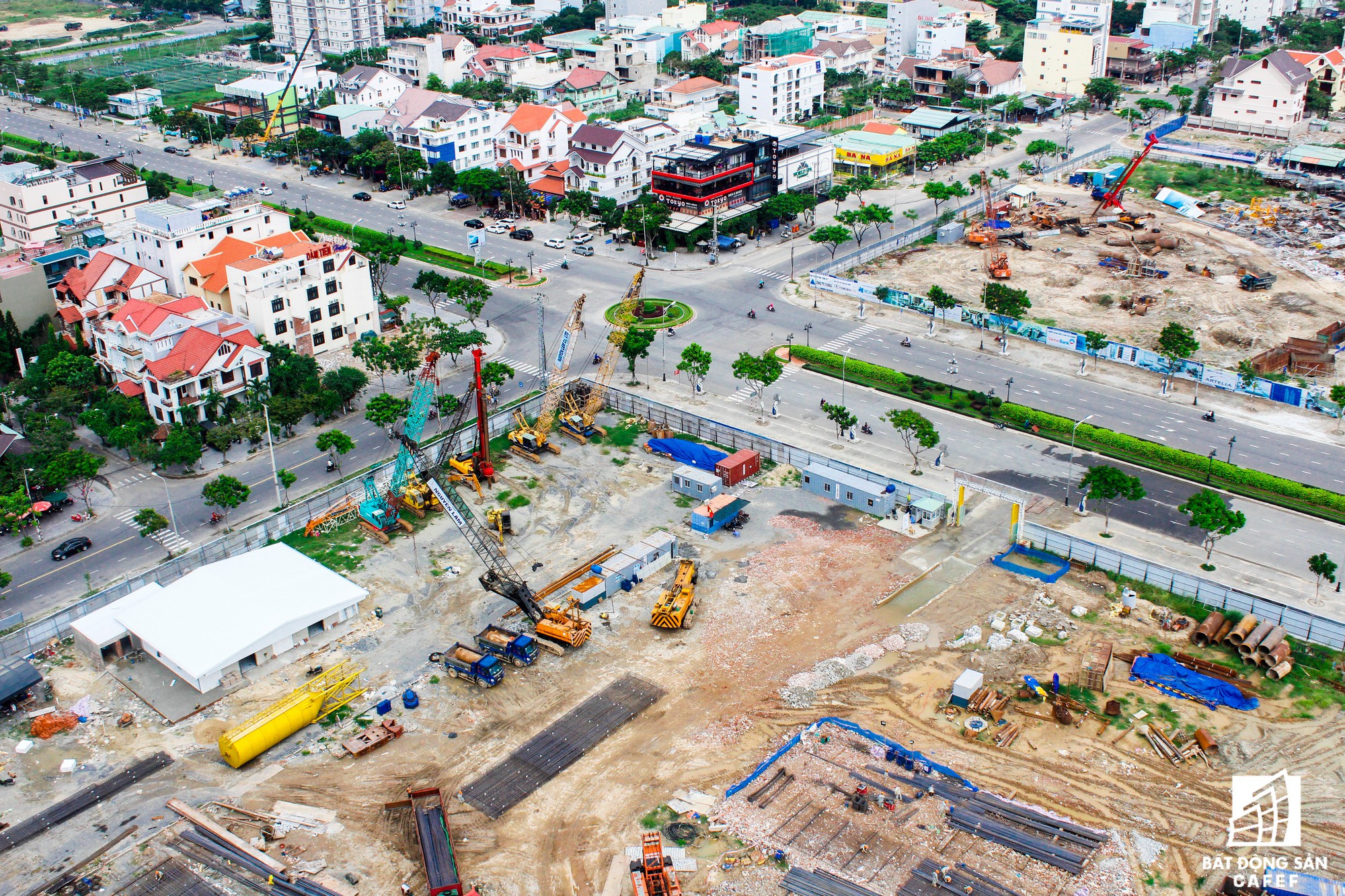 Không chỉ có nhiều dự án đang xây dựng trên cung đường Võ Nguyên Giáp, những con đường kết nối khác cũng đang có nhiều dự án mới được động thổ xây dựng.
