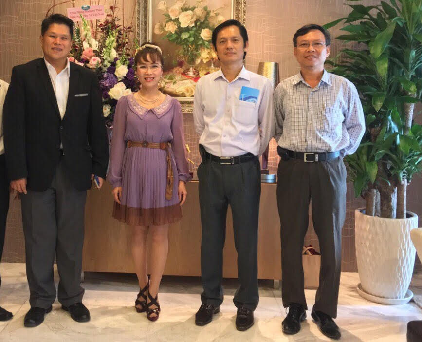 Váy tím nhẹ nhàng như công chúa bên cạnh các cộng sự đến chúc mừng sinh nhật CEO