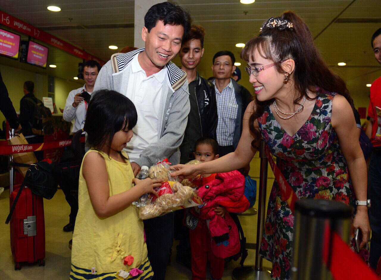 Đêm cuối năm chị giản dị trong chiếc vây hoa đi thăm hỏi hành khách