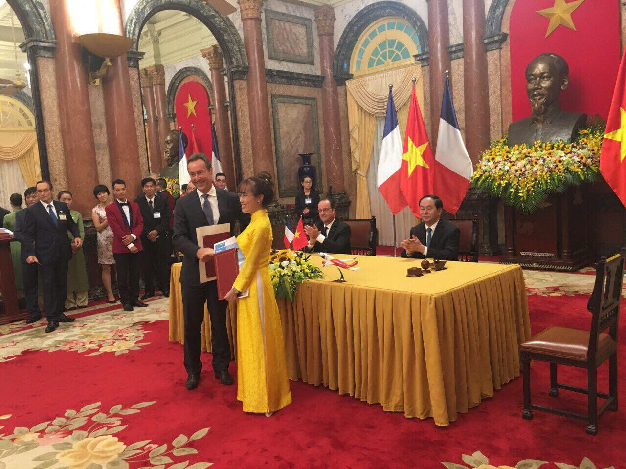 Duyên dáng và không kém phần quyến rũ trong bộ áo dài truyền thống với chất liệu tơ tằm thuần Việt trong lễ ký kết mua tàu bay dưới sự chứng kiến của Thủ tướng Pháp và Chủ tịch nước