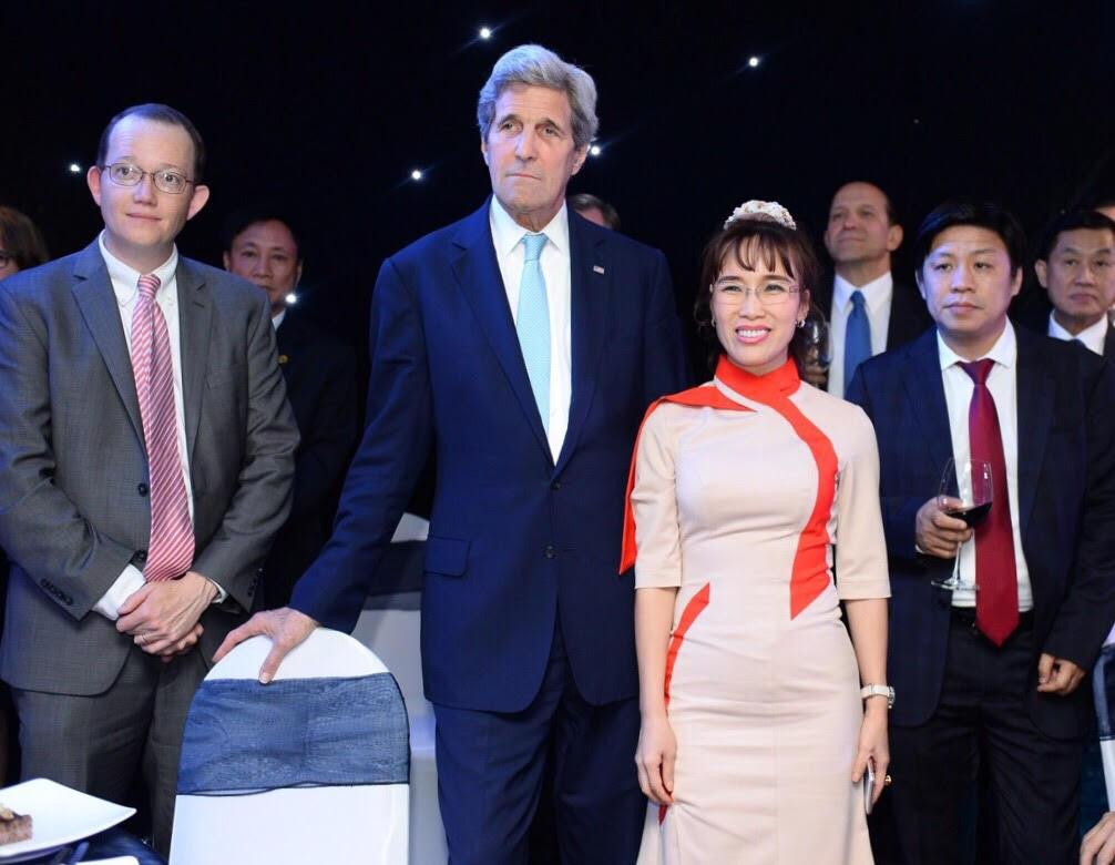 Tự tin gợi cảm bên Ngoại trưởng Mỹ John Kery- người đàn ông quyền lực với chiều cao 1m90