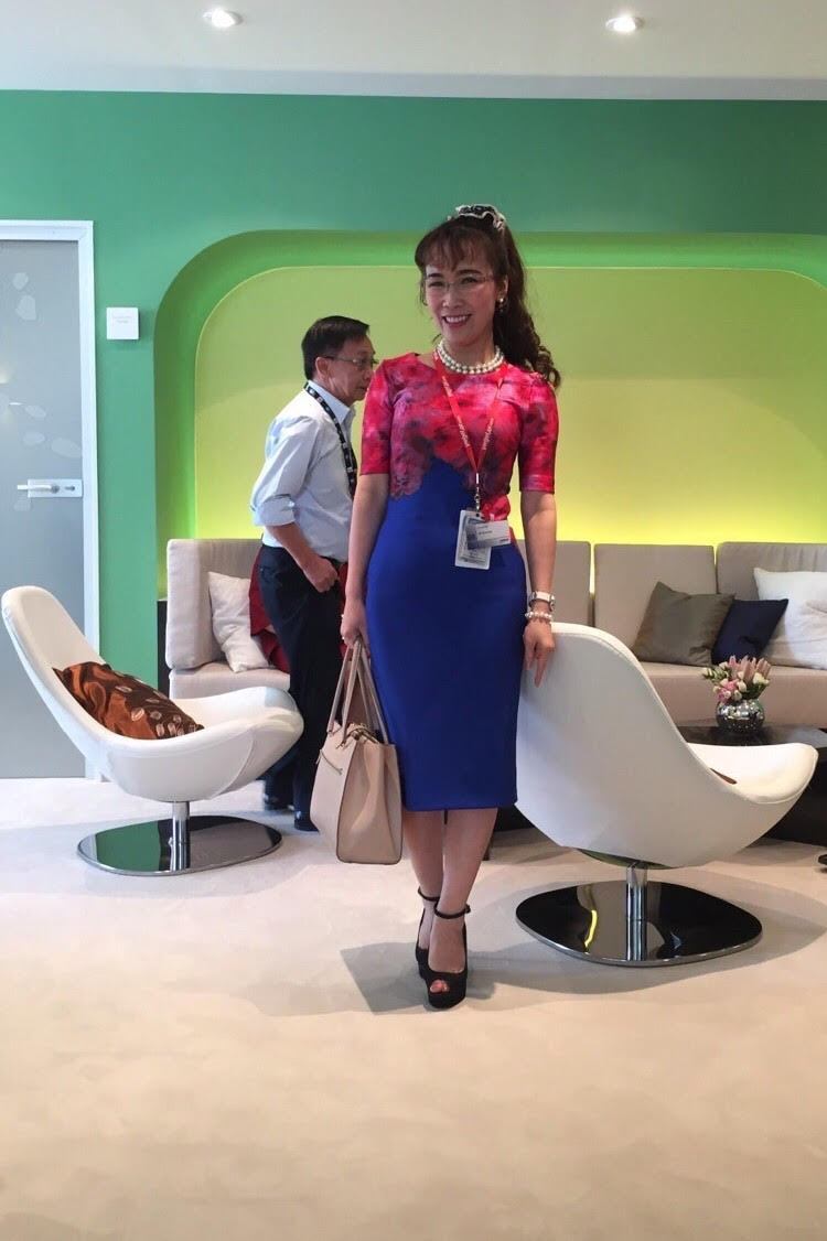 Rực rỡ nổi bật không kém phần gợi cảm tại Dubai Airshow nơi giới hàng không ngưỡng mộ gọi bà là Lady in red