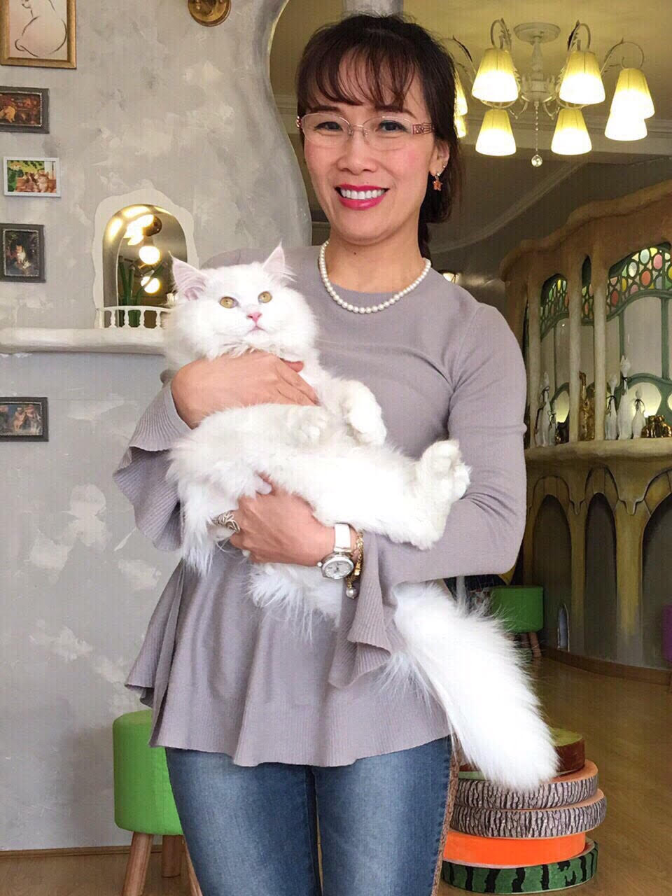 Gọn gàng quần jean với áo len mỏng khi cùng công ty du lịch đi khảo sát thị trường Hàn Quốc, ảnh chụp mèo ở cafe mèo ở Seoul