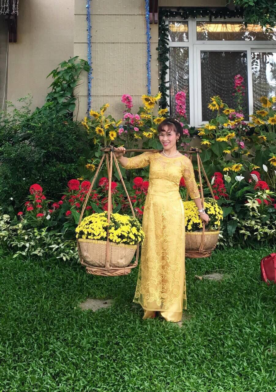 Ảnh chụp trước lúc đi làm ngày đầu xuân Đinh Dậu, cô gánh hoa ở vườn nhà đậm chất Hà thành