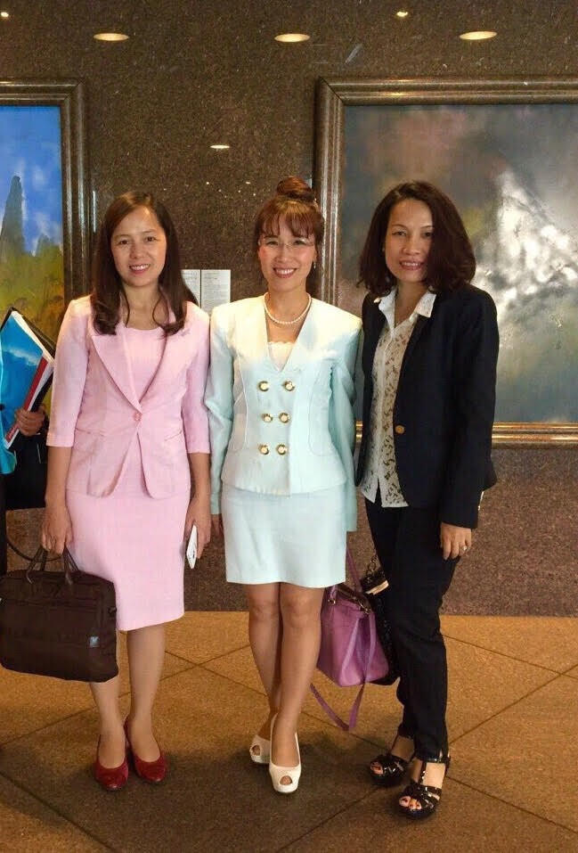 CEO Vietjet lịch lãm trong trang phục công sở trong các chuyến đi công du nước ngoài