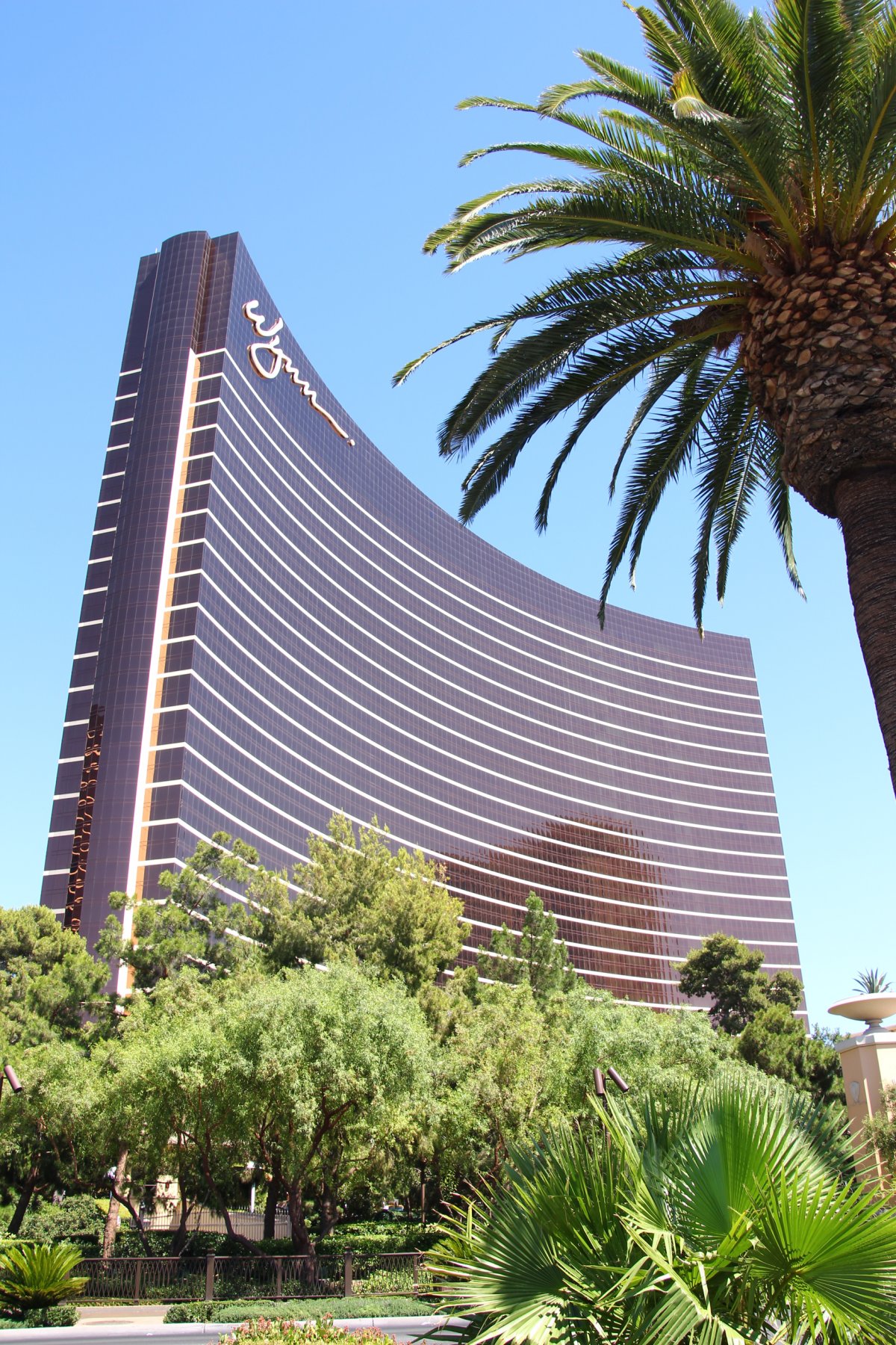 
Được xây dựng năm 2005, khu sòng bài và nghỉ dưỡng Wynn ở Las Vegas có giá 4,1 tỷ USD. Công trình này cao 187 m.
