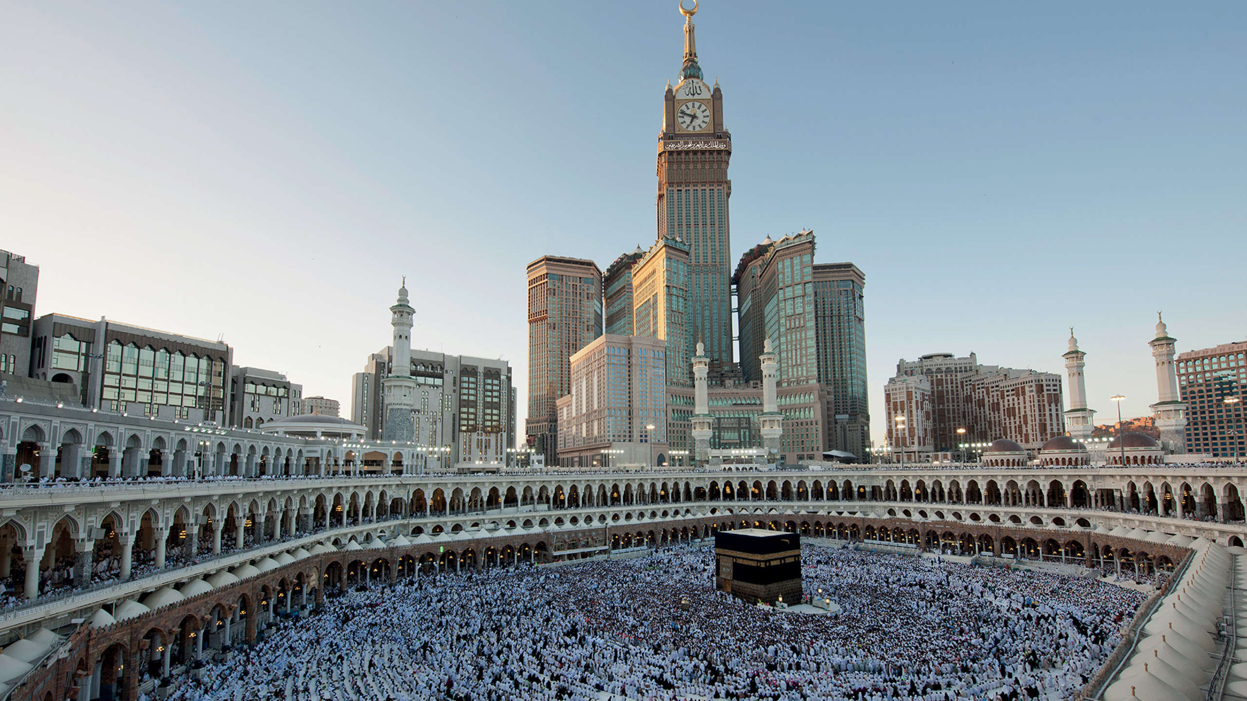 
Với chi phí 15 tỷ USD, khu tổ hợp Abraj Al Bait bao gồm 7 toàn tháp, nằm giữa Thánh địa Mecca, Saudi Arabia. Công trình do chính phủ sở hữu này được hoàn thành trong giai đoạn 2007, 2012. Tháp đồng hồ cao nhất thế giới cũng được đặt trên tòa tháp cao nhất của tổ hợp công trình khổng lồ.
