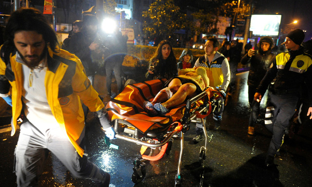 
Một nạn nhân của vụ xả súng hôm 31-12 tại Istanbul, Thổ Nhĩ Kỳ. Ảnh: Reuters
