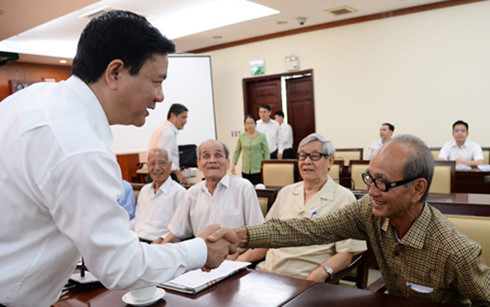 
Bí thư Thành ủy Đinh La Thăng trao đổi với cán bộ cao cấp nghỉ hưu Võ Viết Thanh - Ảnh: Tuổi Trẻ
