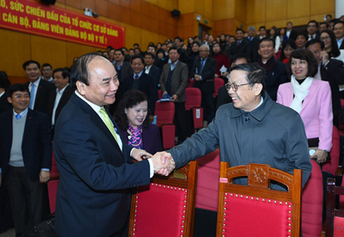 Thủ tướng Nguyễn Xuân Phúc bắt tay các đại biểu dự Hội nghị trực tuyến triển khai nhiệm vụ năm 2017 của Bộ Y tế.