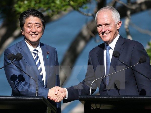 
Thủ tướng Australia Malcolm Turnbull (phải) và Thủ tướng Nhật Bản Shinzo Abe (trái) trong cuộc họp báo chung tại Sydney ngày 14/1. (Nguồn: EPA/ TTXVN)
