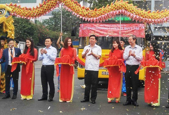 Bí thư Thành ủy TP.HCM Đinh La Thăng dự lễ khai trương tuyến xe buýt nối sân bay Tân Sơn Nhất với hai bến xe lớn ở Sài Gòn