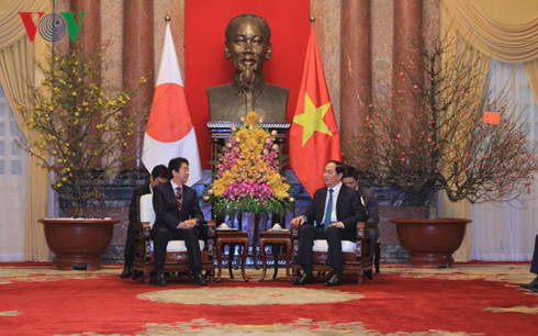 
Chủ tịch nước Trần Đại Quang (bên phải) tiếp Thủ tướng Nhật Bản Shinzo Abe.
