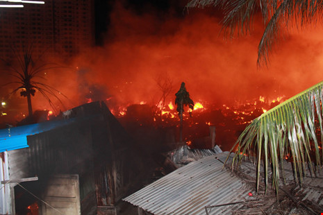 Đám cháy dữ dội ven sông Cái, Nha Trang