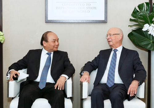 Thủ tướng Nguyễn Xuân Phúc và Chủ tịch WEF Klaus Schwab. Ảnh: VGP/Quang Hiếu