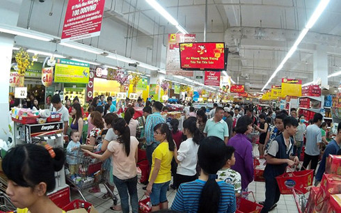 Người dân TP HCM nhộn nhịp mua sắm tết. (Ảnh minh họa: KT)