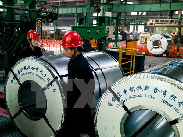 Thép cuộn tại nhà máy thép ở Tangshan, tỉnh Hà Bắc, Trung Quốc. (Nguồn: AFP/TTXVN)