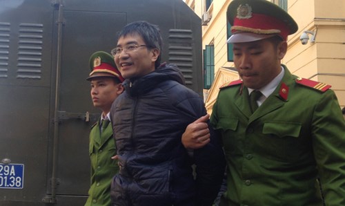 Giang Kim Đạt được dẫn giải tới tòa.