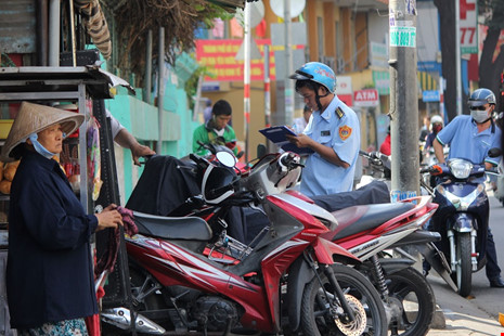 Ghi nhận của PV, trên tuyến đường Nguyễn Trãi lực lượng đô thị tuần tra ráo riết để dọn sạch vỉa hè.