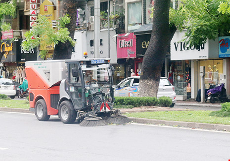 Siêu xe quyét rác của Hà Nội mới nhập về có hiệu quả, năng suất dọn rác cao, được người dân đánh giá là thân thiện với môi trường