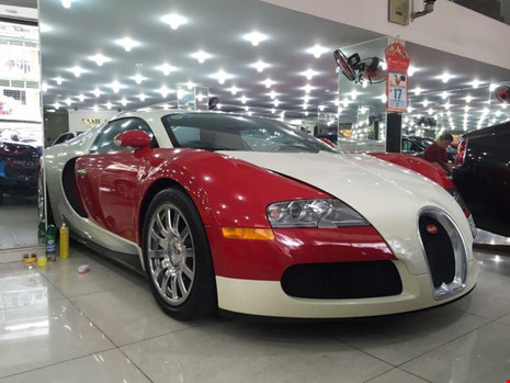 
Mẫu xe Bugatti Veyron có giá xuất xưởng tại Pháp từ 1,4-1,7 triệu USD đã từng được một số đại gia nhập khẩu về Việt Nam
